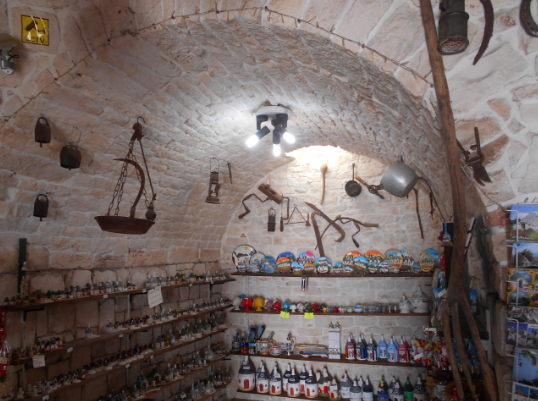 Trulli – Alberobello – město pro hobity - interiér - Italy UNESCO obchod ze suvenýry